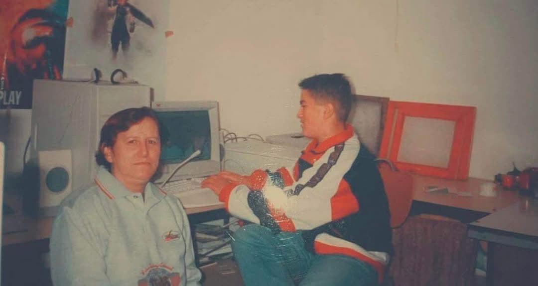 Mersit als Kind in der Familienwerkstatt mit seiner Tante